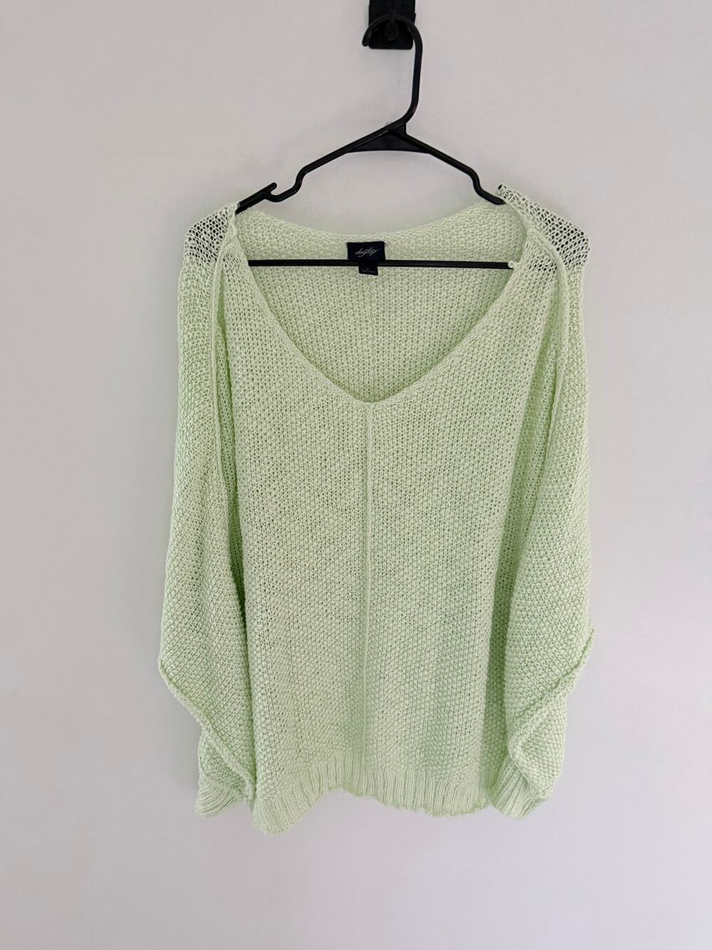 Daytrip Lightweight Trendy Knit V-Neck Light Green Pullover Sweater-Size L